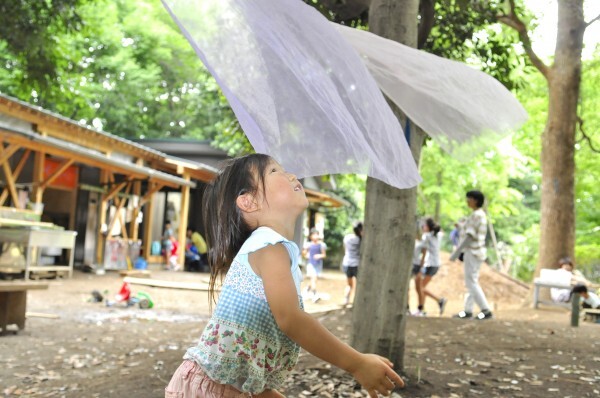 狛江プレーパーク布で遊ぶ姿
