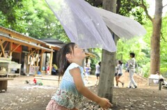 狛江プレーパーク布で遊ぶ姿