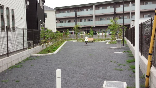 さくら児童遊園のベンチ